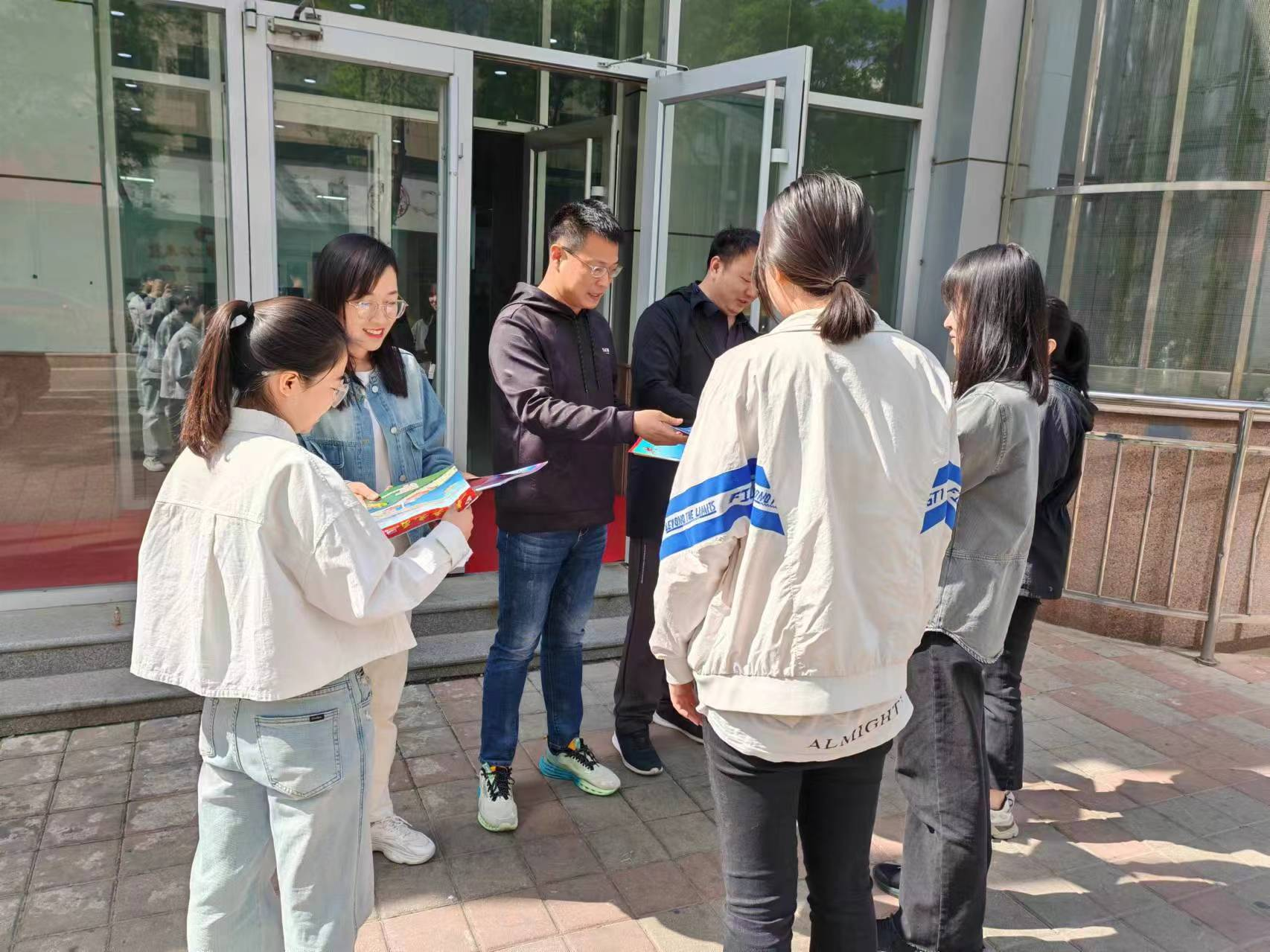 双桥区妇联双桥区区总工会双桥区统战部双桥区团委联合开展用诚信美化心灵用法治规范社会宣传活动